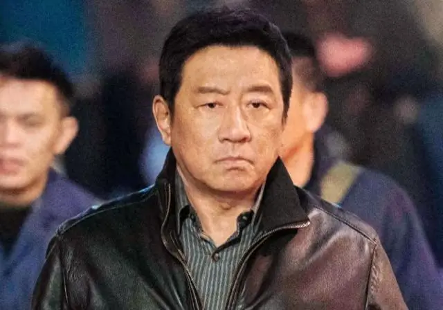 《方圆八百米》陈辉误杀父亲真相揭晓,高松格设局操控主线浮出水面 | 资讯配图 《方圆八百米》陈辉误杀父亲真相揭晓,高松格设局操控主线浮出水面 | 资讯配图