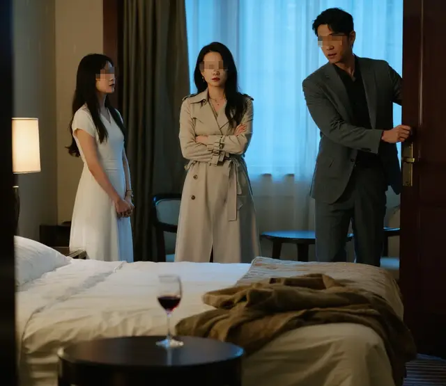 江临离职真相曝光：机场送别后妻子发现异常转账与轻行李箱 | 现场图