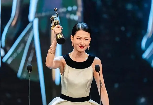 廖子妤凭《像我这样的爱情》获第42届香港电影金像奖最佳女主角 | 资讯配图