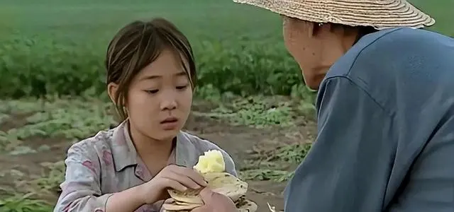 《暖春》小花角色再审视：七岁孤儿的生存逻辑与叙事留白 | 资讯配图