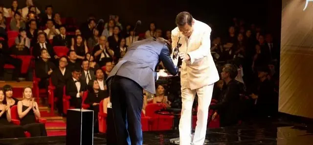 梁家辉凭《捕风追影》第五次斩获香港金像奖最佳男主角，横跨五个年代创历史纪录 | 现场图