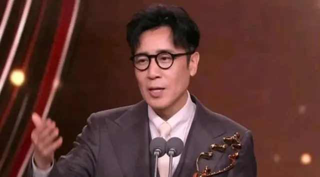 于和伟凭《森中有林》获北影节天坛奖最佳男主角 | 现场图